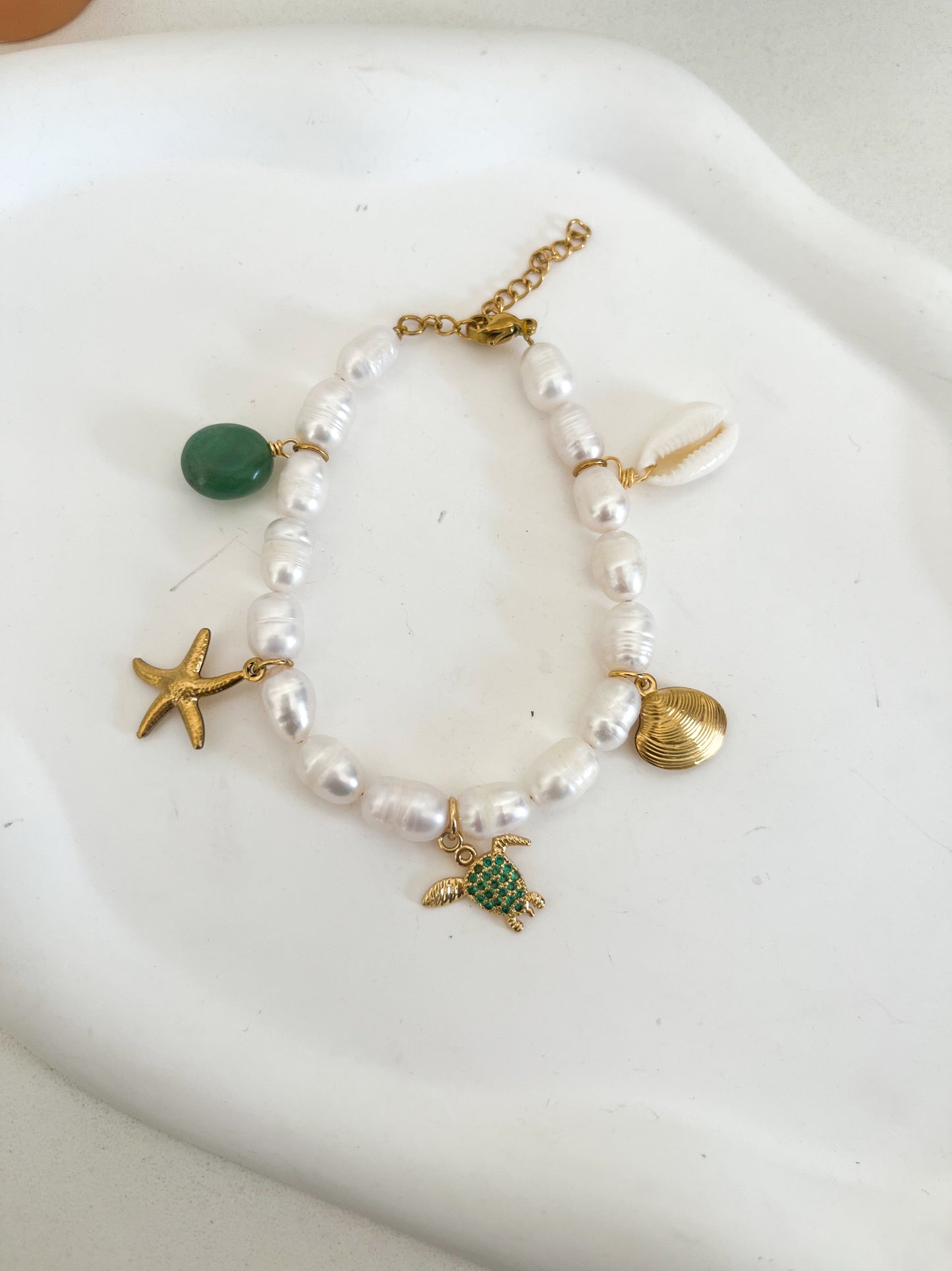 Pulsera encanto en perlas