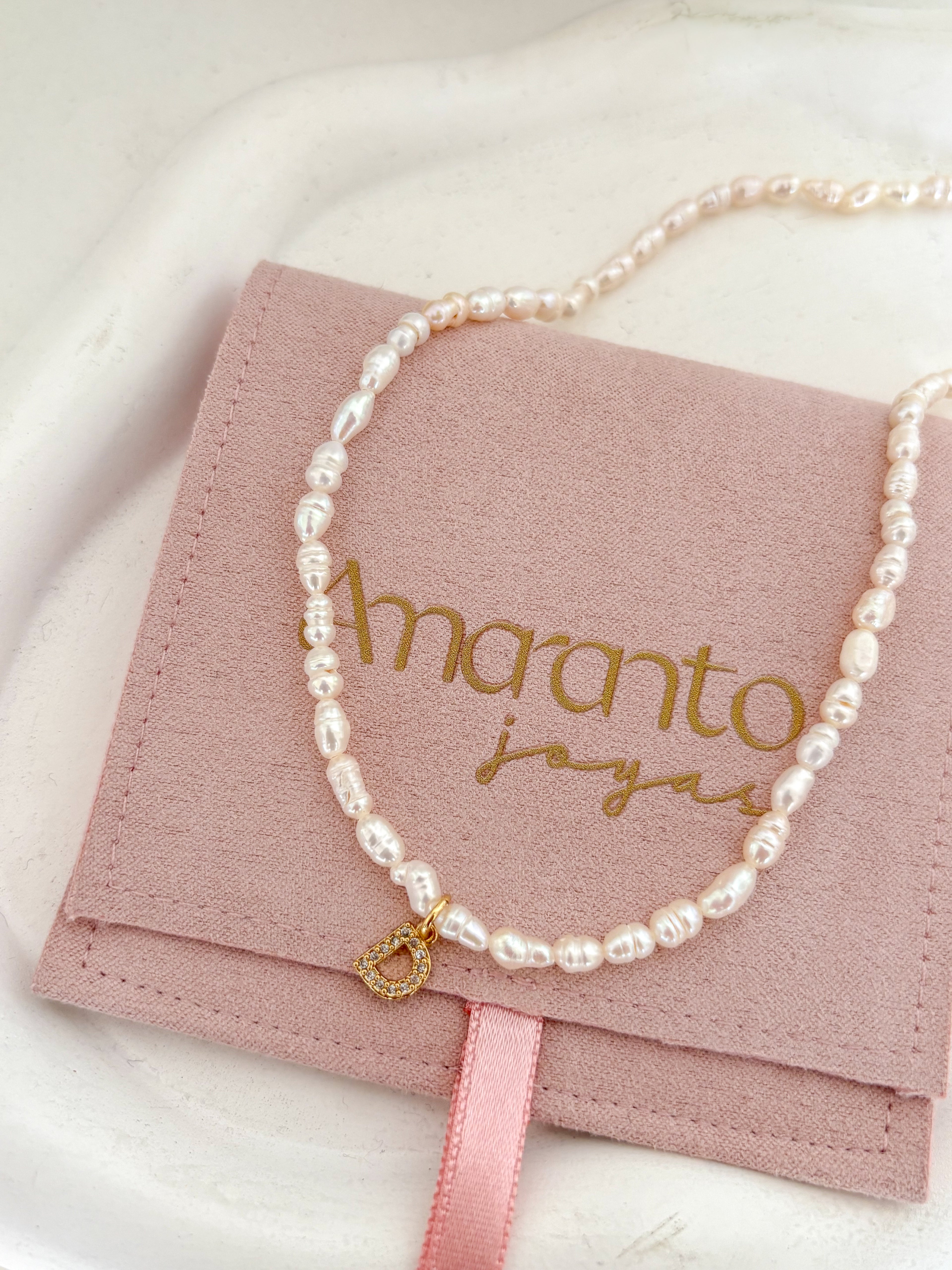 Collar perlas inicial