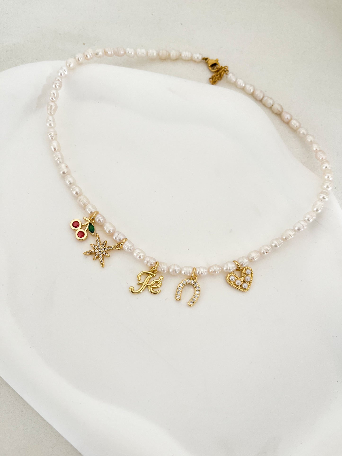 Collar encanto en perlas