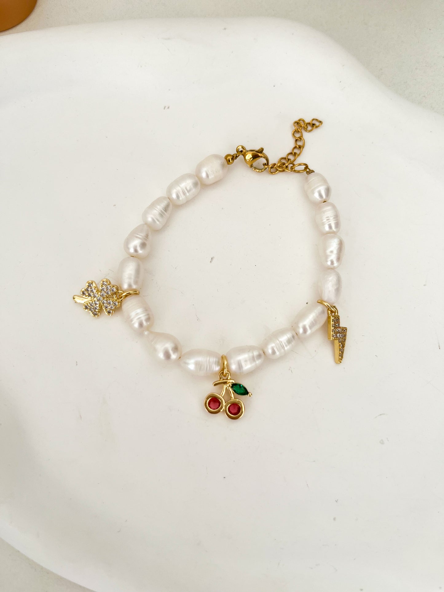 Pulsera encanto en perlas