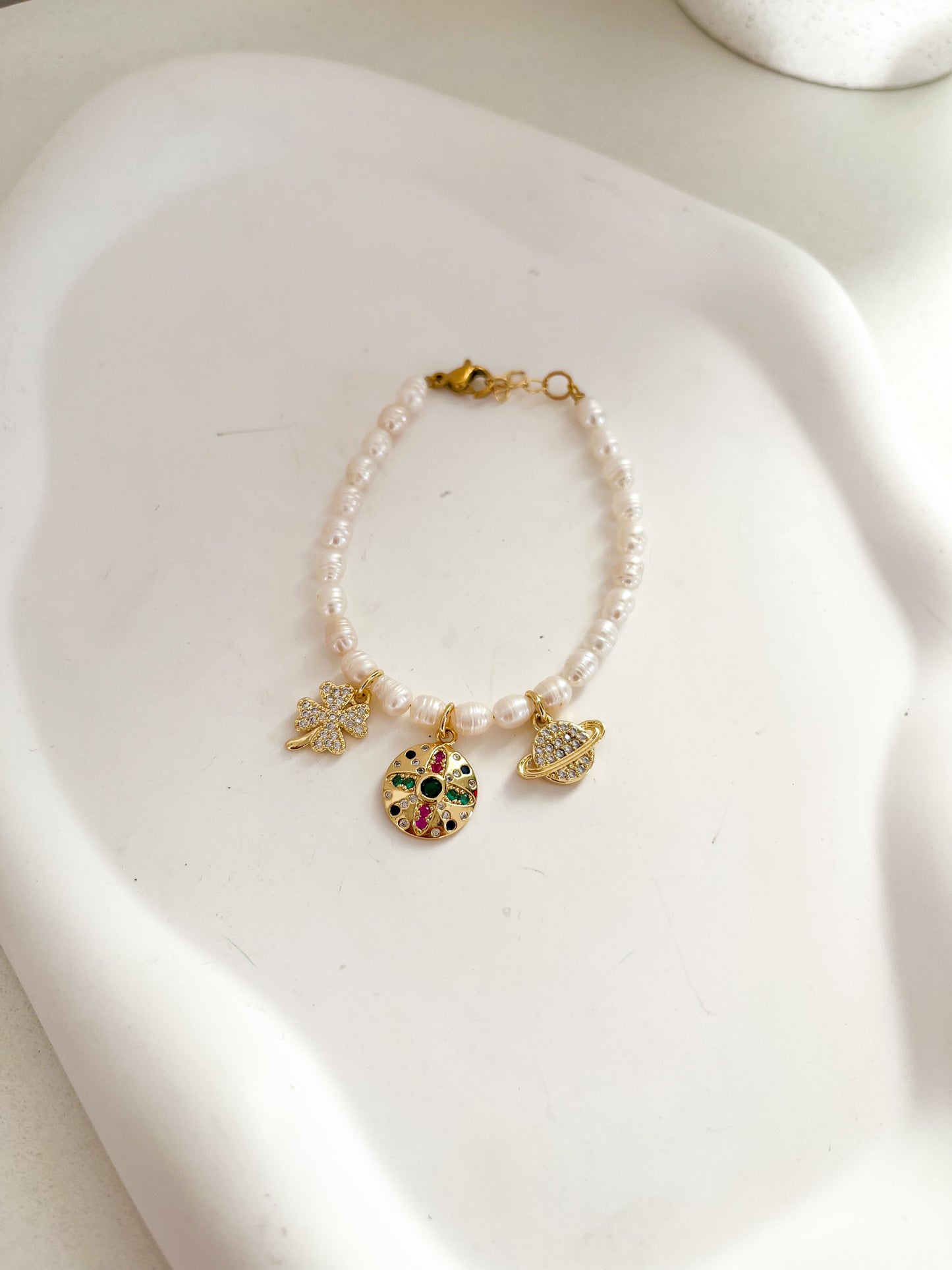 Pulsera encanto en perlas