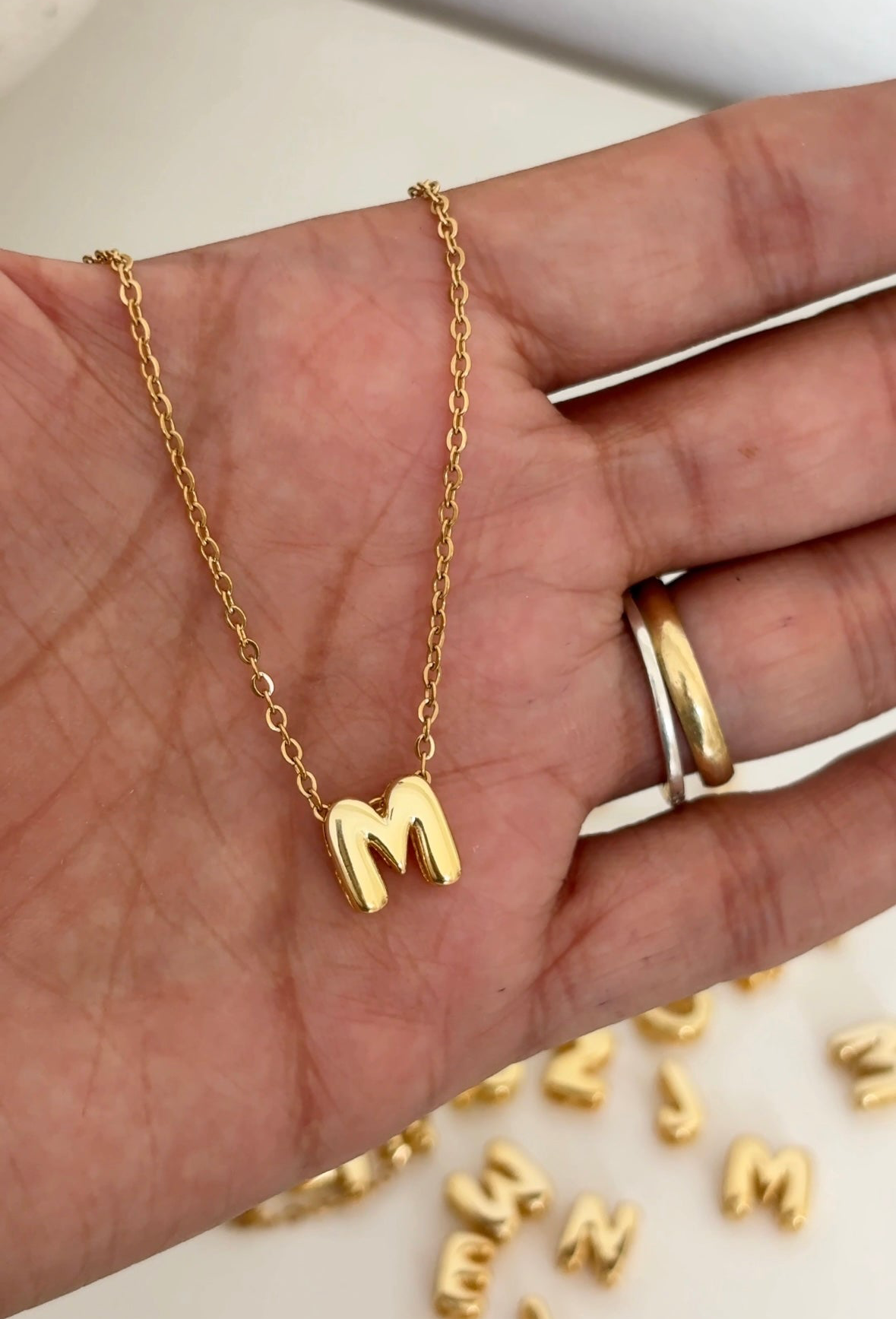 Collar inicial mini globo