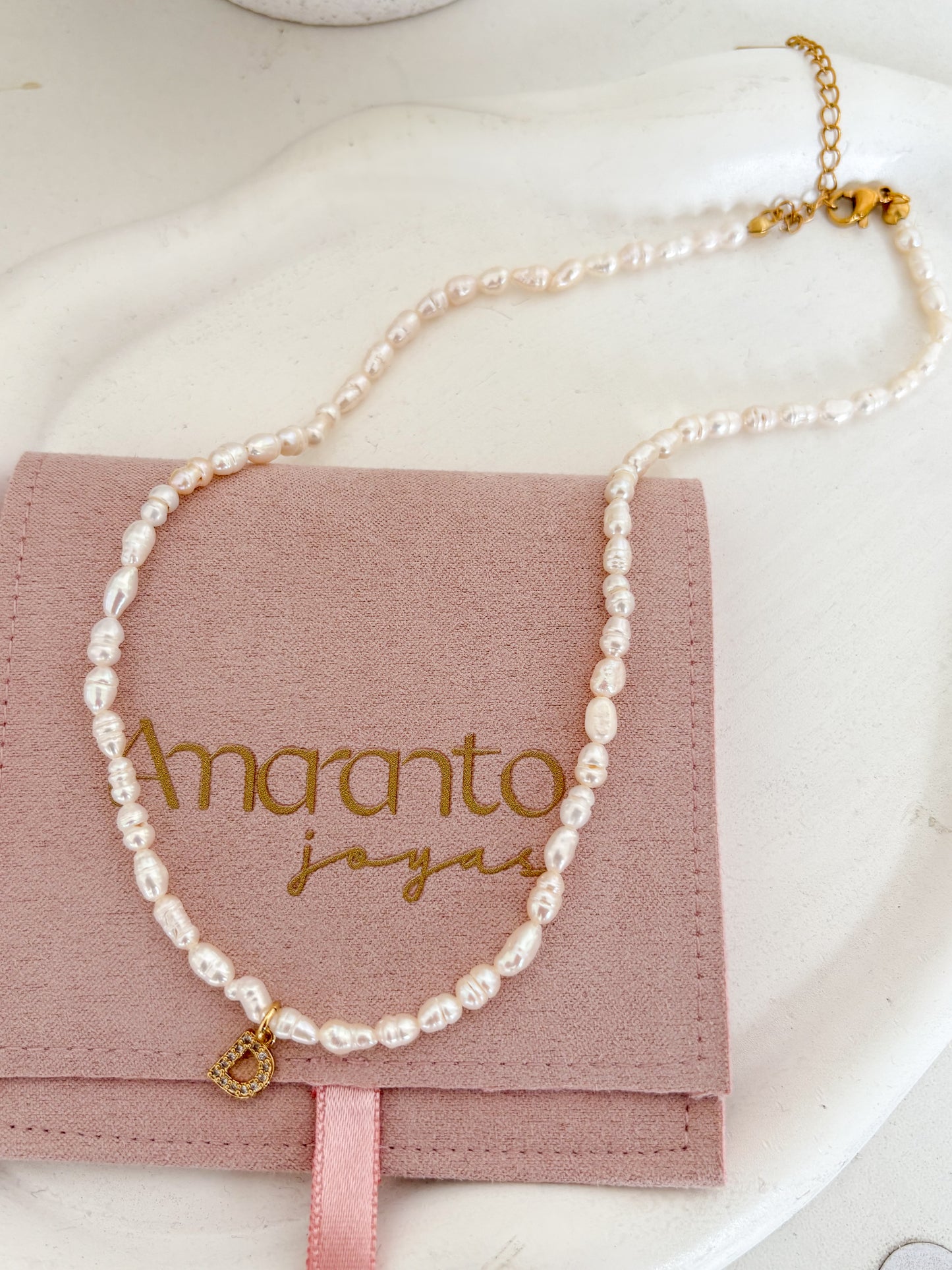 Collar perlas inicial